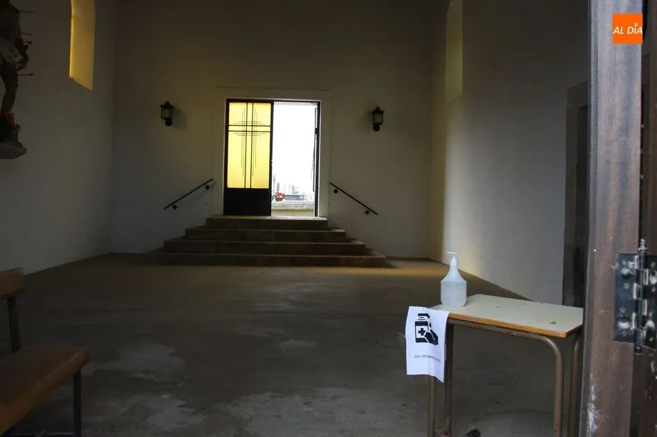 Foto 7 - Normalidad en las visitas al cementerio de Vitigudino  