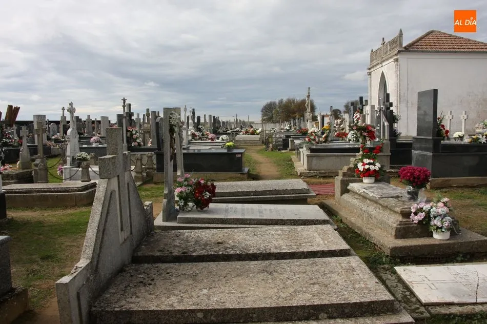 Foto 3 - Normalidad en las visitas al cementerio de Vitigudino  