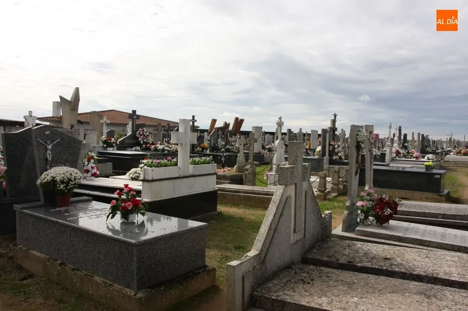 Foto 2 - Normalidad en las visitas al cementerio de Vitigudino  