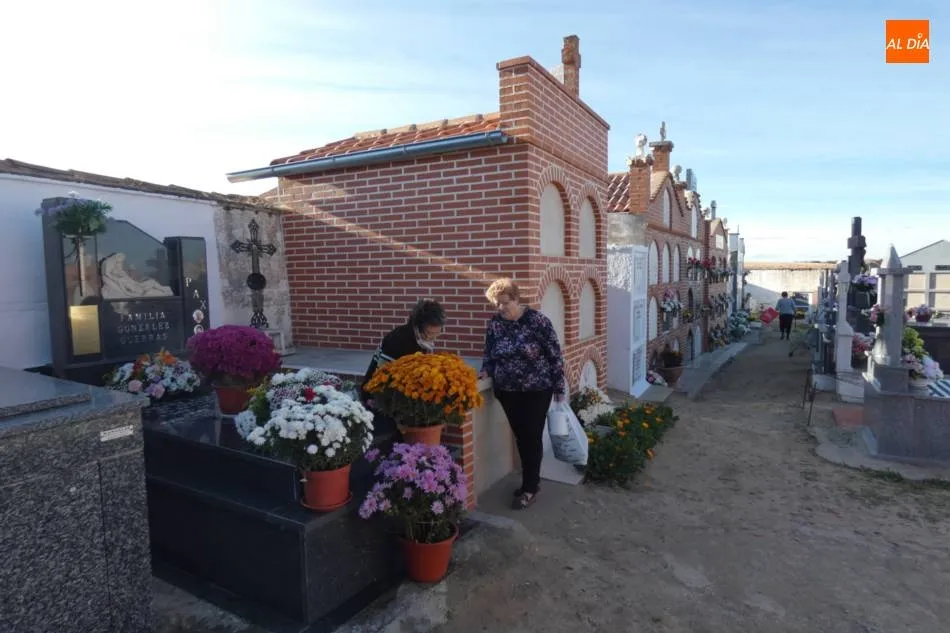 Foto 5 - Los cementerios reciben&nbsp;flores  