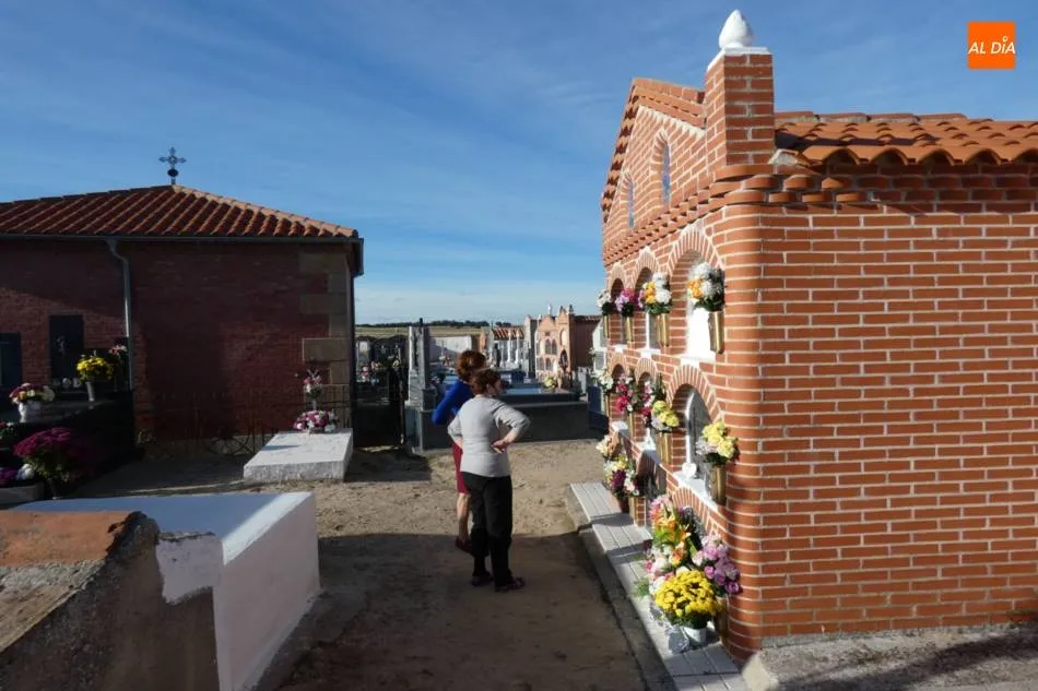 Los cementerios reciben flores  