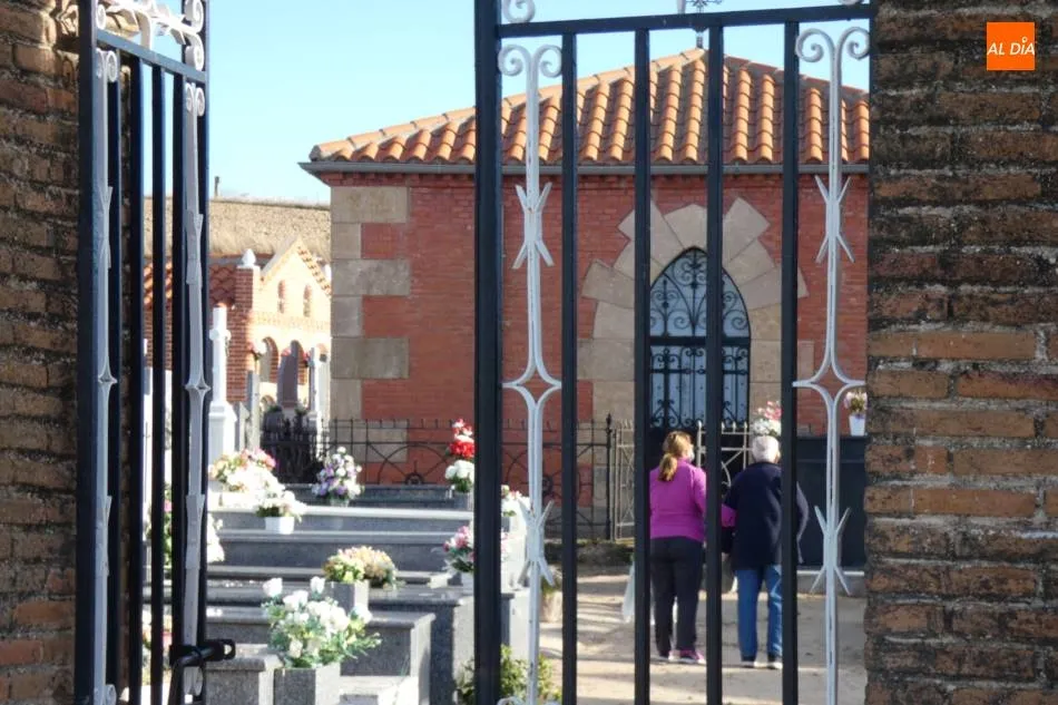 Foto 2 - Los cementerios reciben&nbsp;flores  