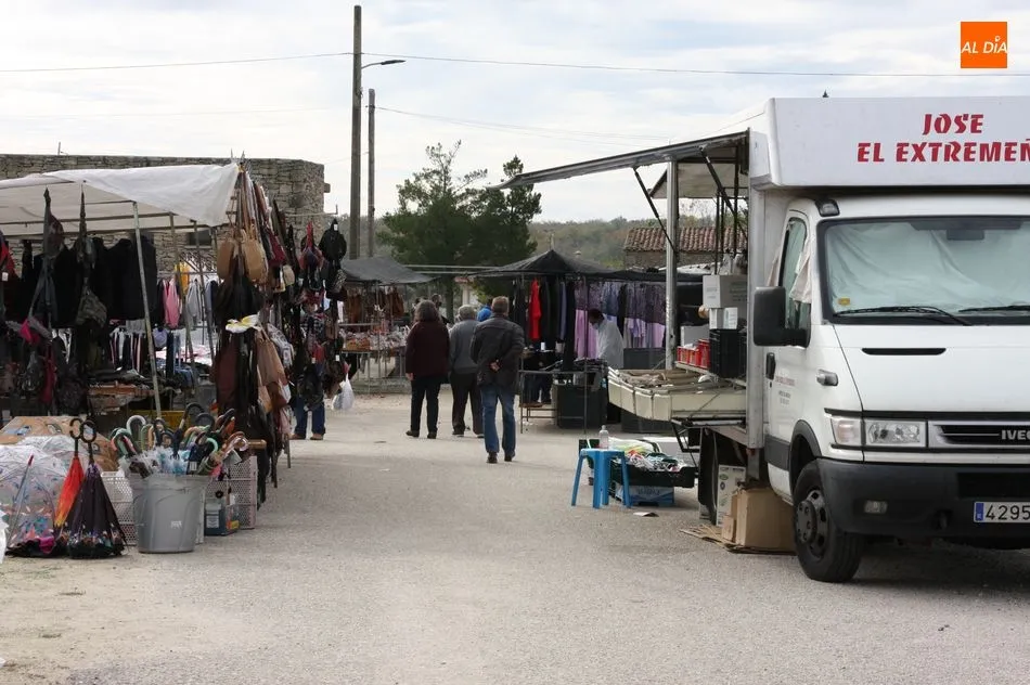Foto 11 - El mercadillo portugu&eacute;s de Trabanca acusa los confinamientos regionales por la pandemia  