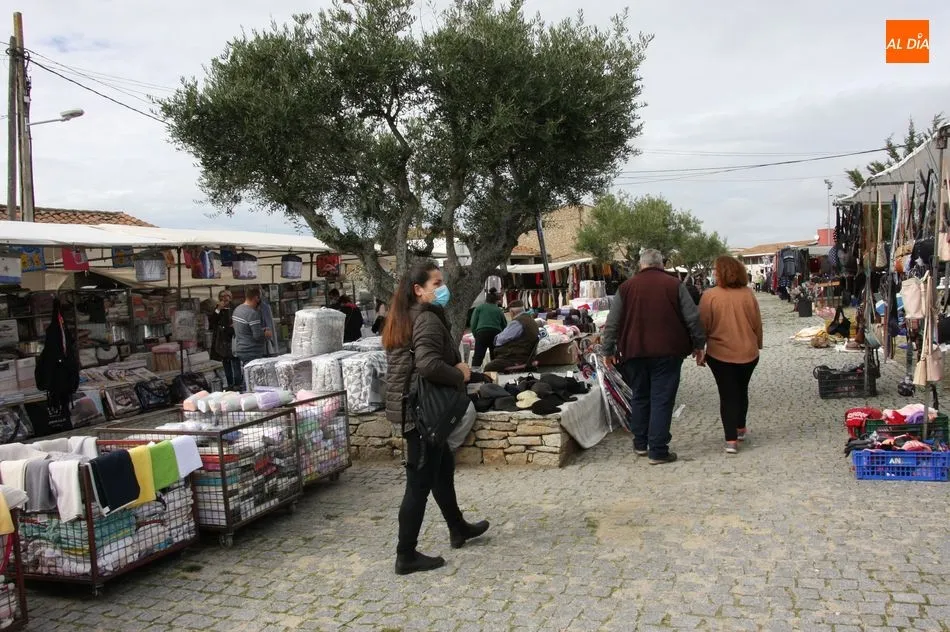 Foto 10 - El mercadillo portugu&eacute;s de Trabanca acusa los confinamientos regionales por la pandemia  