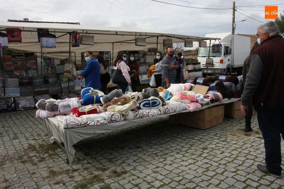 Foto 9 - El mercadillo portugu&eacute;s de Trabanca acusa los confinamientos regionales por la pandemia  