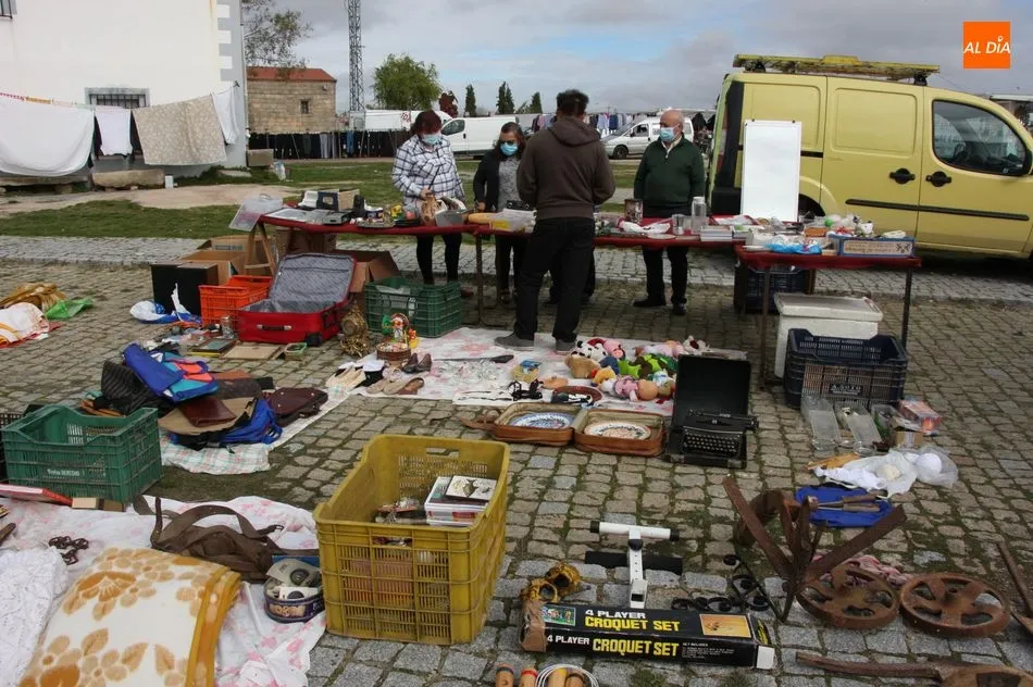 Foto 8 - El mercadillo portugu&eacute;s de Trabanca acusa los confinamientos regionales por la pandemia  
