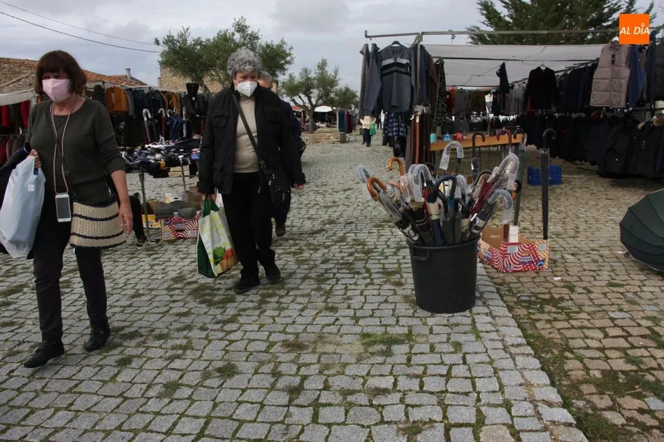 Foto 6 - El mercadillo portugu&eacute;s de Trabanca acusa los confinamientos regionales por la pandemia  