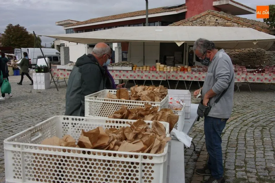 Foto 5 - El mercadillo portugu&eacute;s de Trabanca acusa los confinamientos regionales por la pandemia  