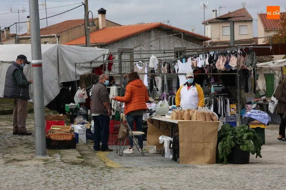 Foto 4 - El mercadillo portugu&eacute;s de Trabanca acusa los confinamientos regionales por la pandemia  
