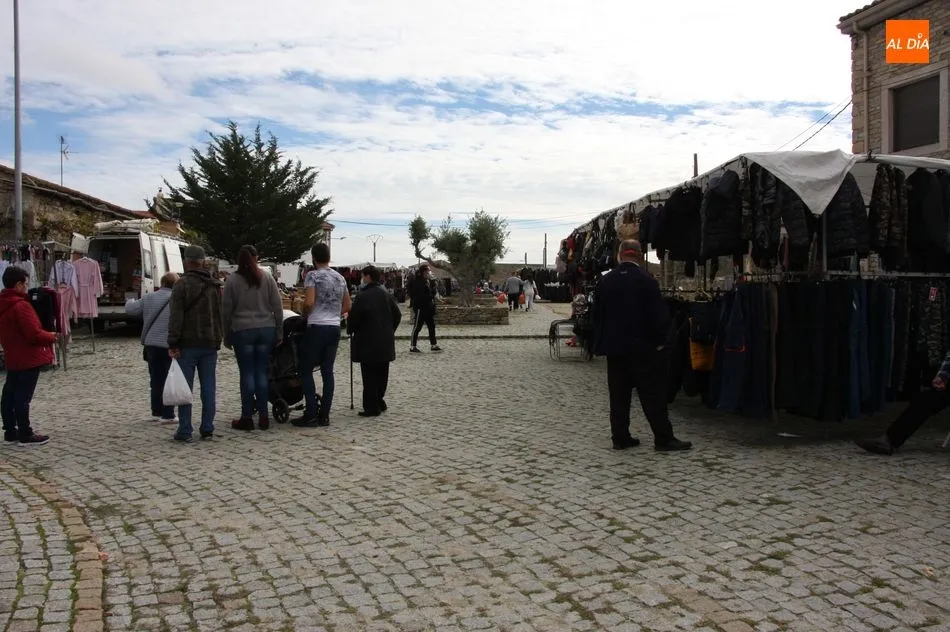 Foto 3 - El mercadillo portugu&eacute;s de Trabanca acusa los confinamientos regionales por la pandemia  