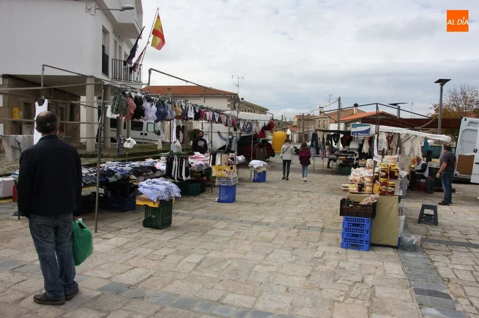 Foto 2 - El mercadillo portugu&eacute;s de Trabanca acusa los confinamientos regionales por la pandemia  
