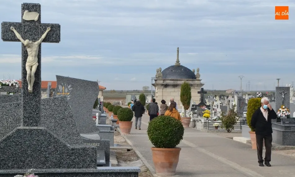 Atípico Día de Todos los Santos con una baja afluencia de mirobrigenses hasta el Cementerio  