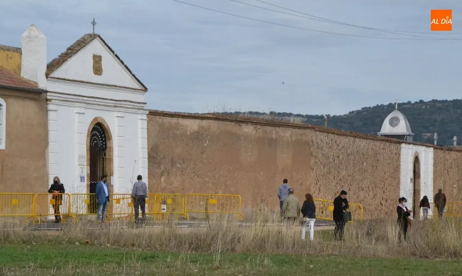 Foto 4 - At&iacute;pico D&iacute;a de Todos los Santos con una baja afluencia de mirobrigenses hasta el Cementerio  