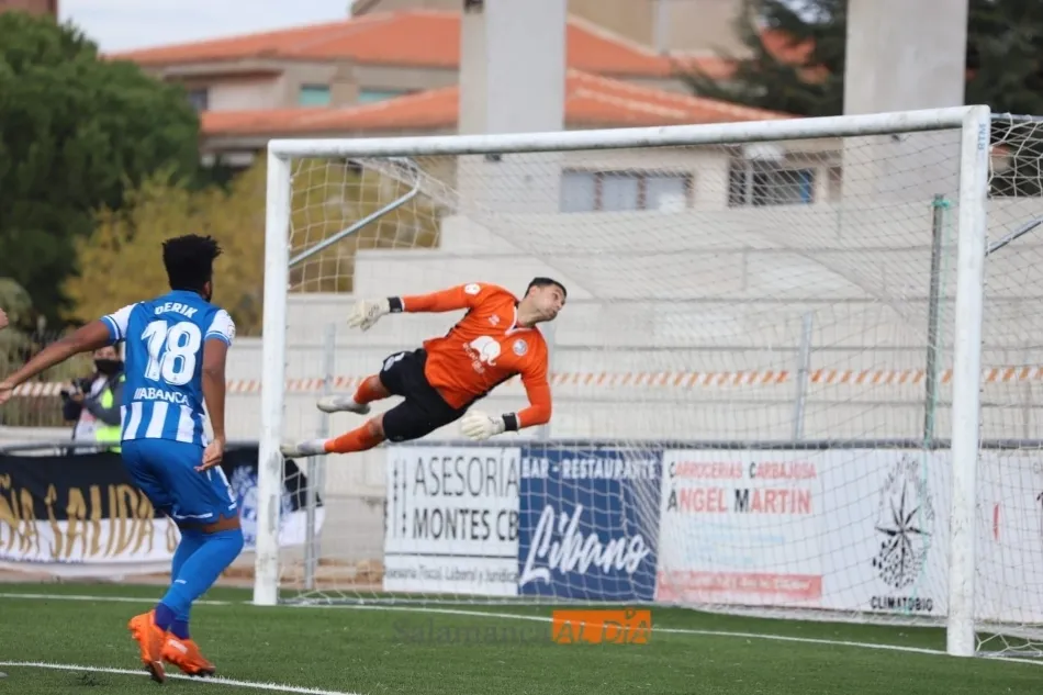 Serna no puede evitar el tanto de Héctor Hernández en el primer minuto de juego / Lydia González