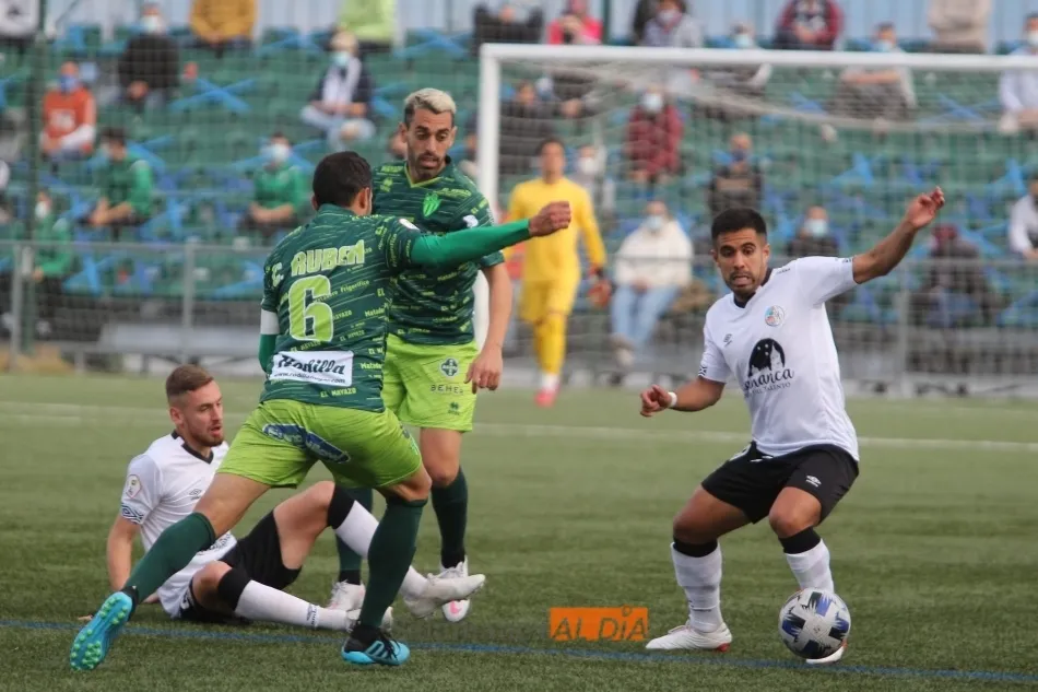 Pino, Carlos Rubén, Molina y Télles pelean por un balón / Kiko Robles
