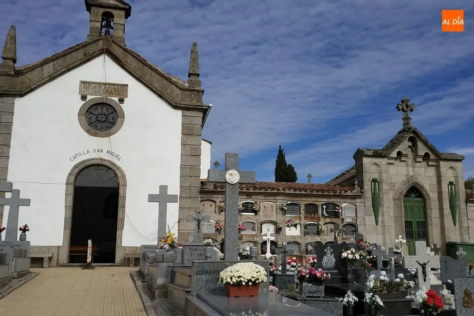 Foto 4 - Extra&ntilde;a soledad en el cementerio de B&eacute;jar en el D&iacute;a de Todos los Santos