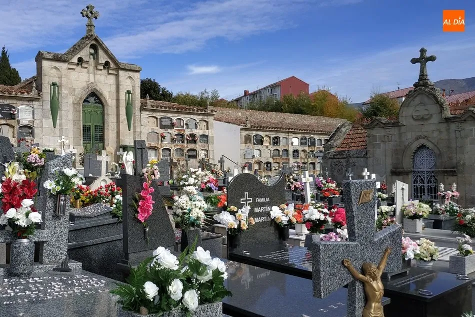 Foto 8 - Extra&ntilde;a soledad en el cementerio de B&eacute;jar en el D&iacute;a de Todos los Santos