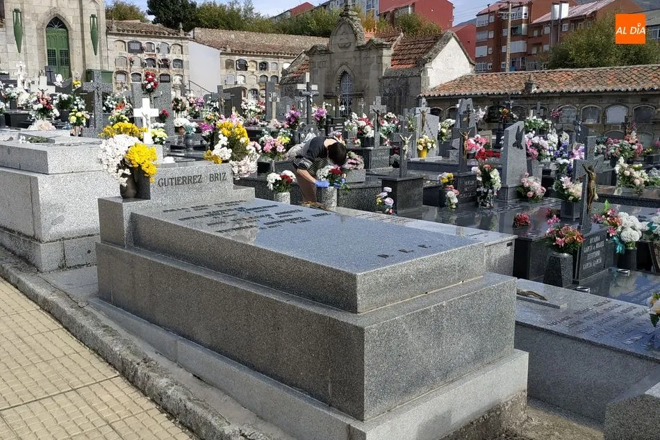 Foto 10 - Extra&ntilde;a soledad en el cementerio de B&eacute;jar en el D&iacute;a de Todos los Santos