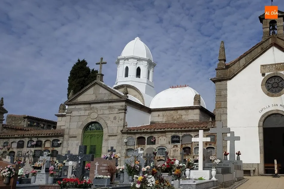 Foto 3 - Extra&ntilde;a soledad en el cementerio de B&eacute;jar en el D&iacute;a de Todos los Santos