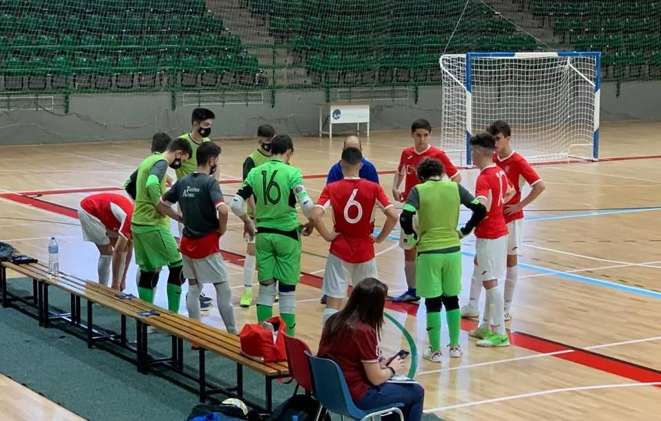 Foto 3 - Exitoso regreso a las pistas del III Juvenil con victoria ante el Segosala en el pen&uacute;ltimo minuto  