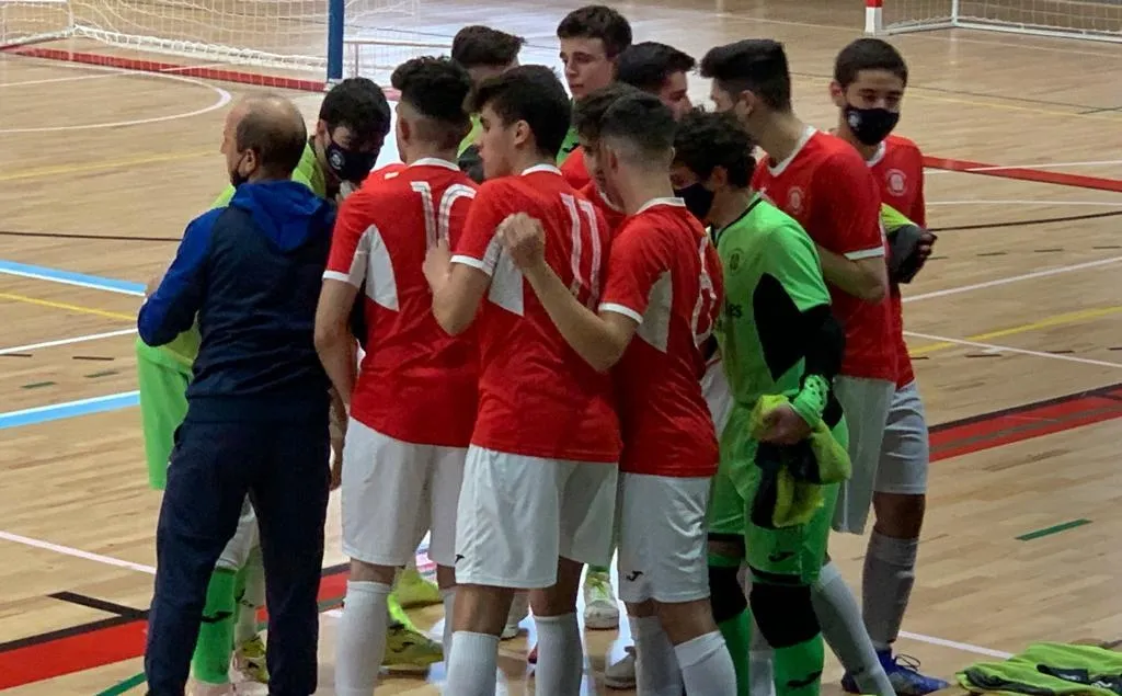 Foto 4 - Exitoso regreso a las pistas del III Juvenil con victoria ante el Segosala en el pen&uacute;ltimo minuto  