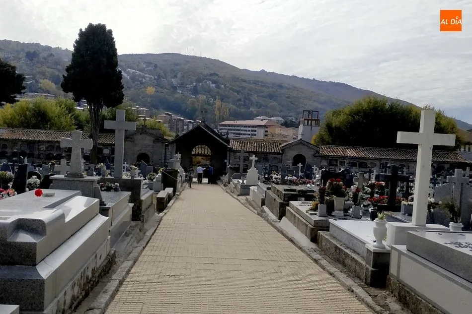 Foto 2 - Extra&ntilde;a soledad en el cementerio de B&eacute;jar en el D&iacute;a de Todos los Santos