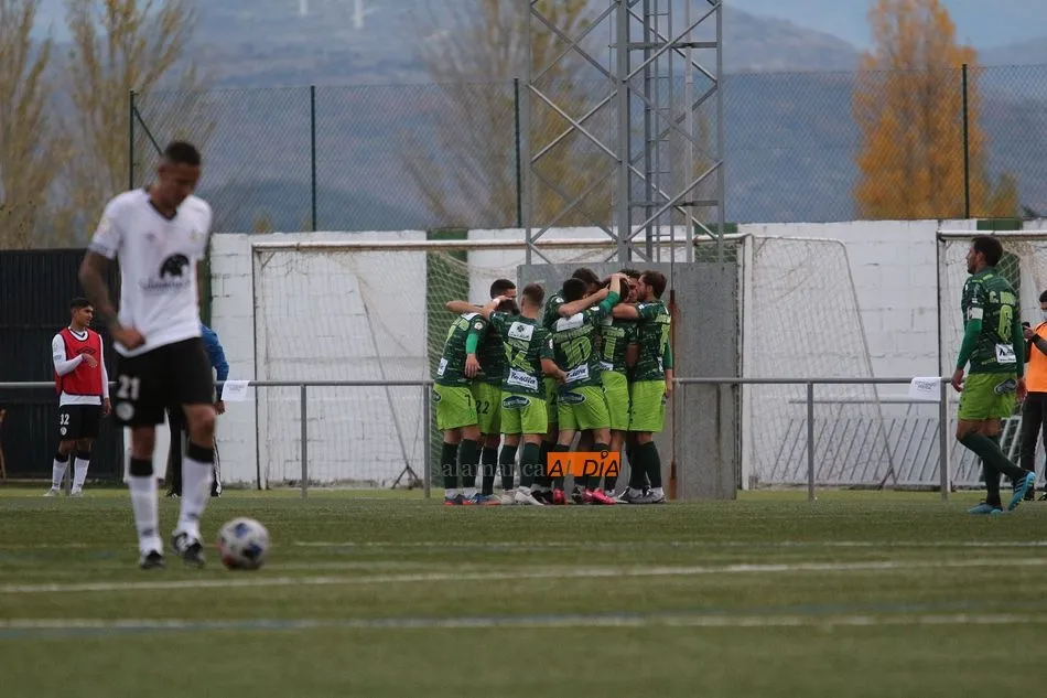 Foto 2 - Un plan B llamado Pino le basta al Guijuelo para llevarse el derbi ante un mal Salamanca UDS (2-0)
