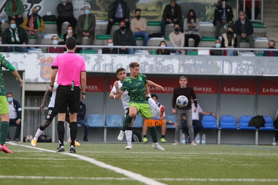 Foto 11 - Un plan B llamado Pino le basta al Guijuelo para llevarse el derbi ante un mal Salamanca UDS (2-0)