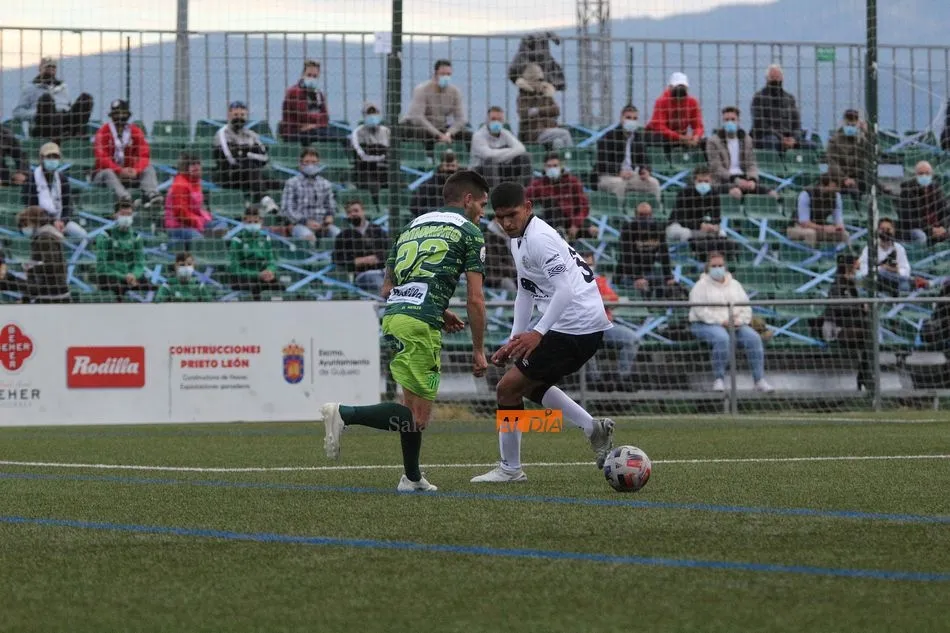 Foto 8 - Un plan B llamado Pino le basta al Guijuelo para llevarse el derbi ante un mal Salamanca UDS (2-0)