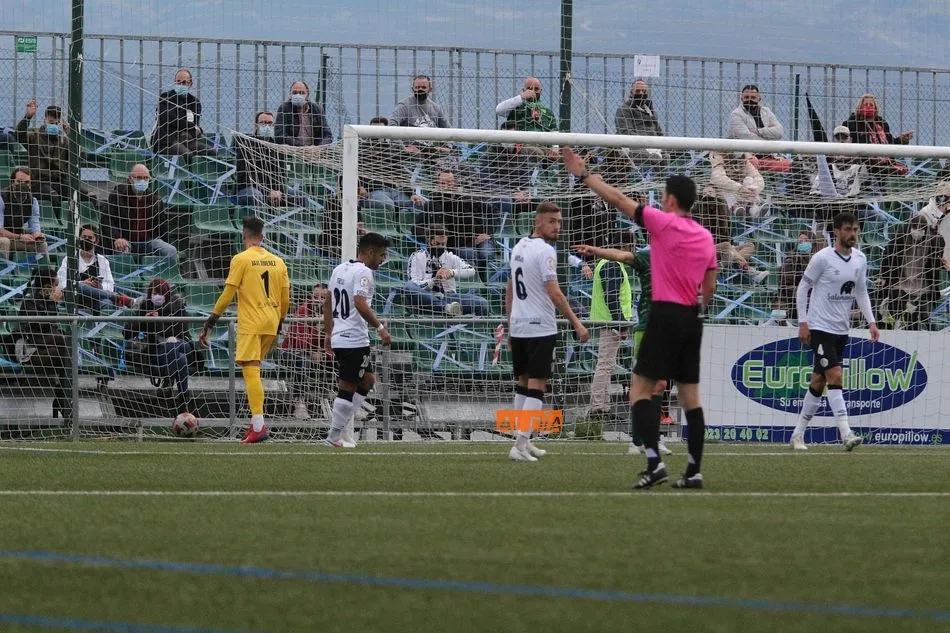 Foto 7 - Un plan B llamado Pino le basta al Guijuelo para llevarse el derbi ante un mal Salamanca UDS (2-0)