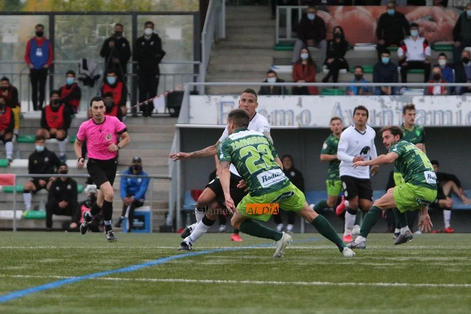 Foto 5 - Un plan B llamado Pino le basta al Guijuelo para llevarse el derbi ante un mal Salamanca UDS (2-0)
