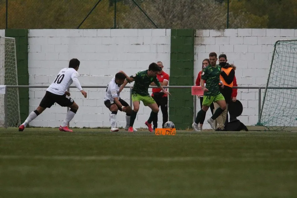 Foto 4 - Un plan B llamado Pino le basta al Guijuelo para llevarse el derbi ante un mal Salamanca UDS (2-0)