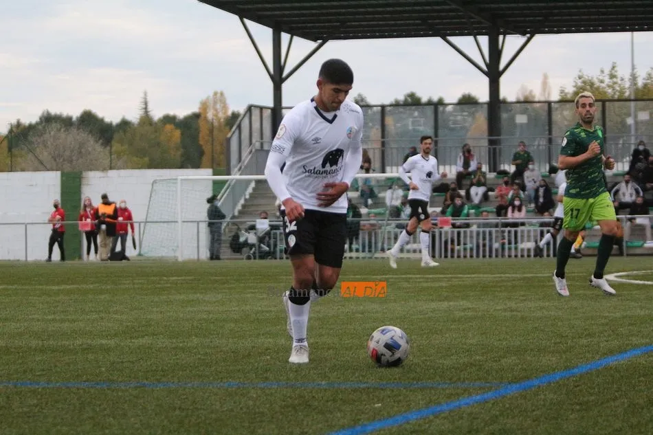 Foto 3 - Un plan B llamado Pino le basta al Guijuelo para llevarse el derbi ante un mal Salamanca UDS (2-0)