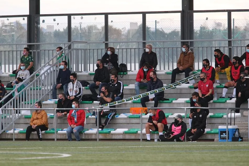 Foto 11 - El Municipal vive el derbi m&aacute;s fr&iacute;o de los &uacute;ltimos tiempos por la pandemia