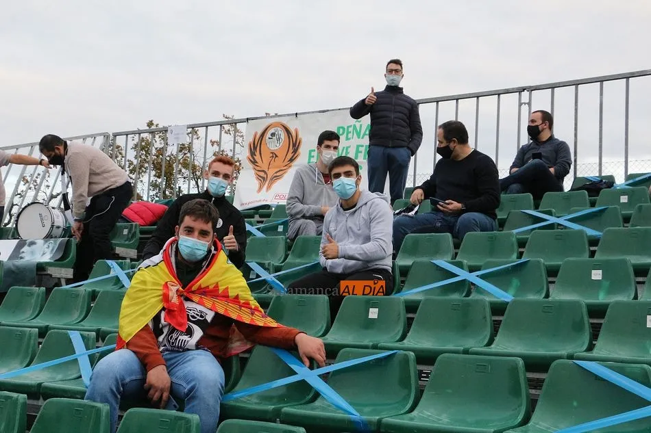 Foto 10 - El Municipal vive el derbi m&aacute;s fr&iacute;o de los &uacute;ltimos tiempos por la pandemia