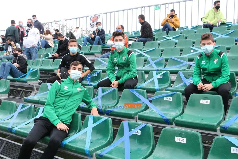 Foto 8 - El Municipal vive el derbi m&aacute;s fr&iacute;o de los &uacute;ltimos tiempos por la pandemia