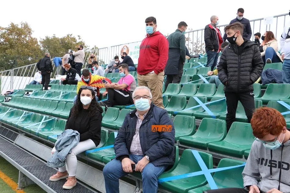 Foto 7 - El Municipal vive el derbi m&aacute;s fr&iacute;o de los &uacute;ltimos tiempos por la pandemia