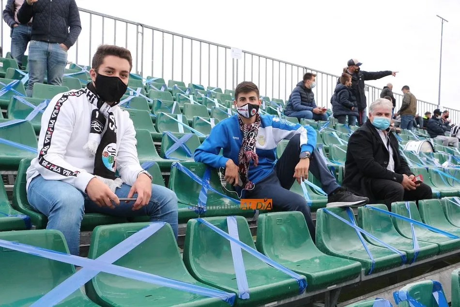 Foto 6 - El Municipal vive el derbi m&aacute;s fr&iacute;o de los &uacute;ltimos tiempos por la pandemia