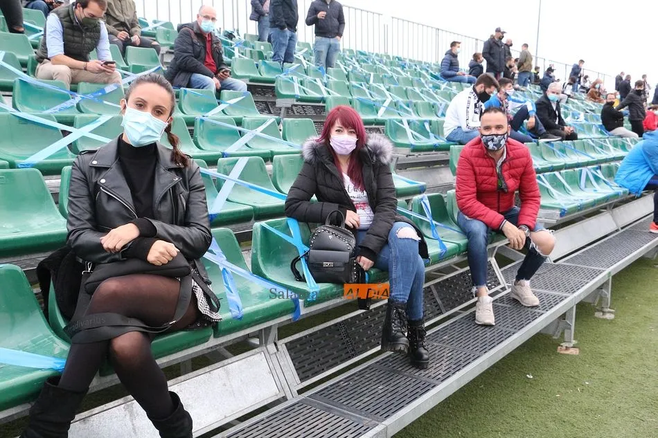 Foto 5 - El Municipal vive el derbi m&aacute;s fr&iacute;o de los &uacute;ltimos tiempos por la pandemia