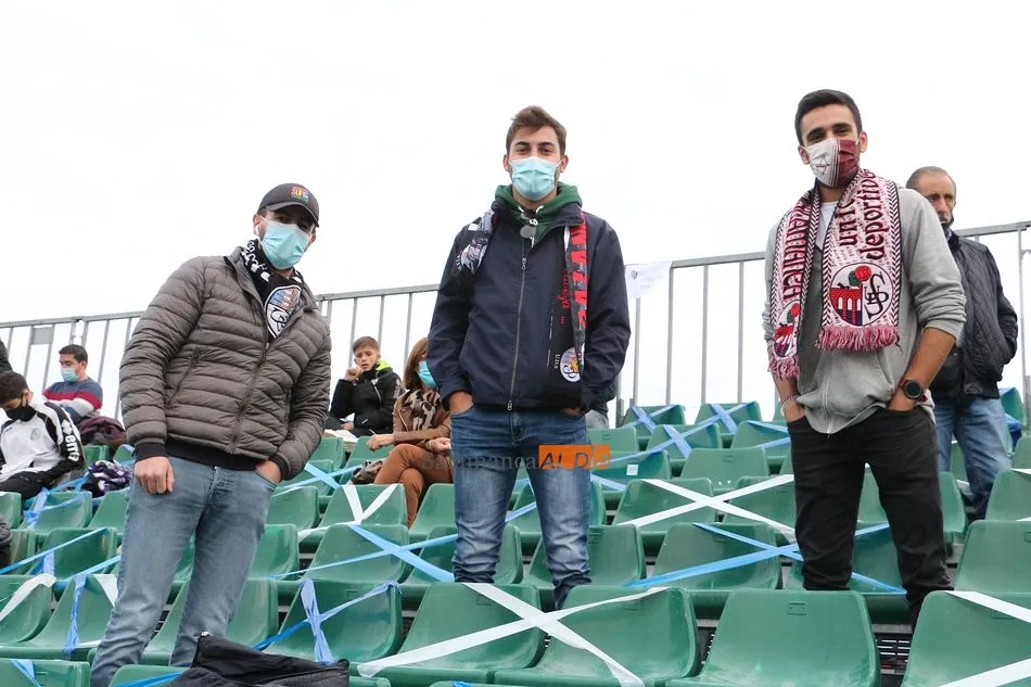 Foto 4 - El Municipal vive el derbi m&aacute;s fr&iacute;o de los &uacute;ltimos tiempos por la pandemia