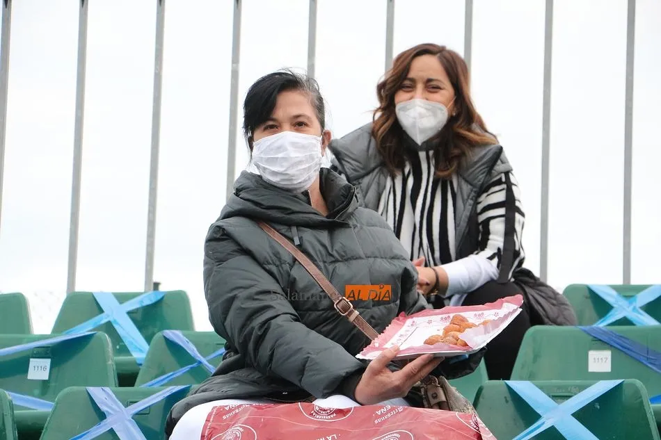 Foto 3 - El Municipal vive el derbi m&aacute;s fr&iacute;o de los &uacute;ltimos tiempos por la pandemia