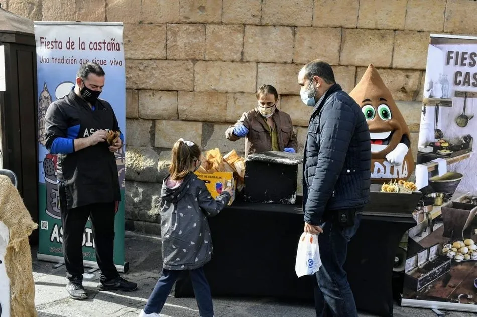 Foto 3 - La temporada de casta&ntilde;as asadas da comienzo en las calles de Salamanca