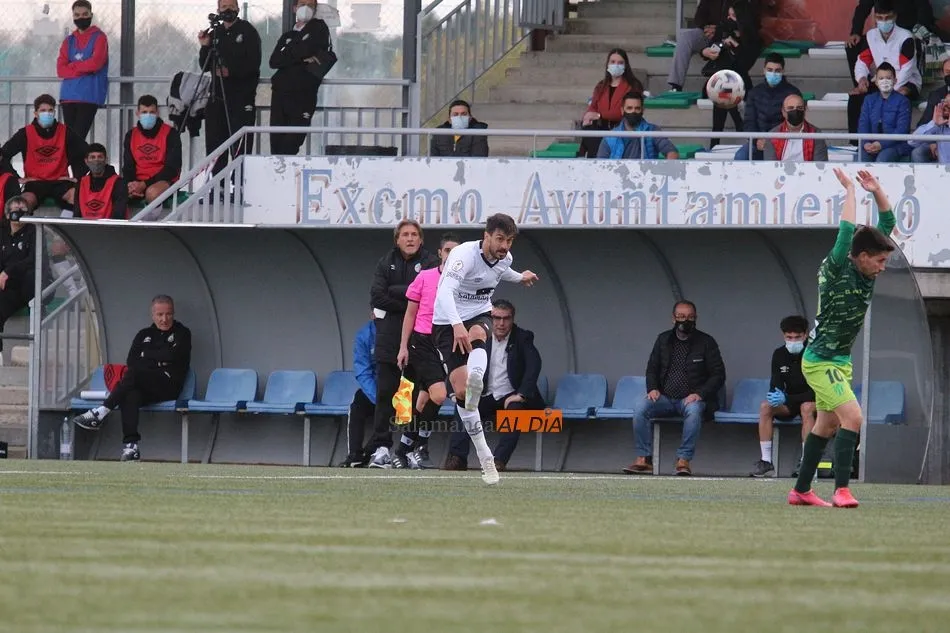 Egea (al fondo) observa el partido en el Municipal