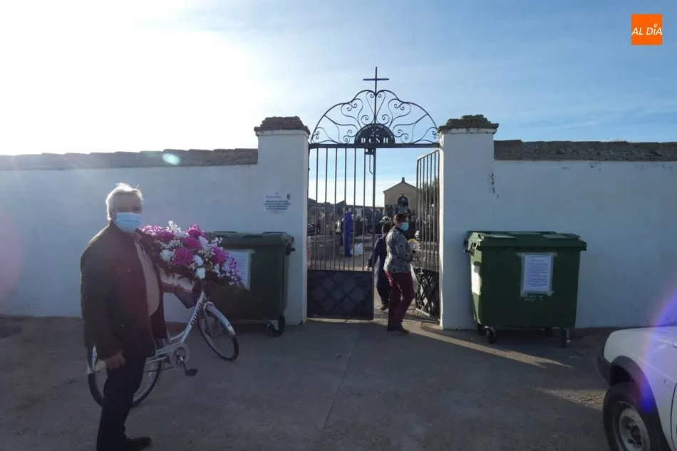 Visitas al cementerio con mascarilla  
