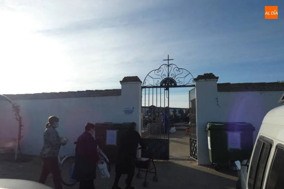 Foto 4 - Visitas al cementerio con mascarilla  