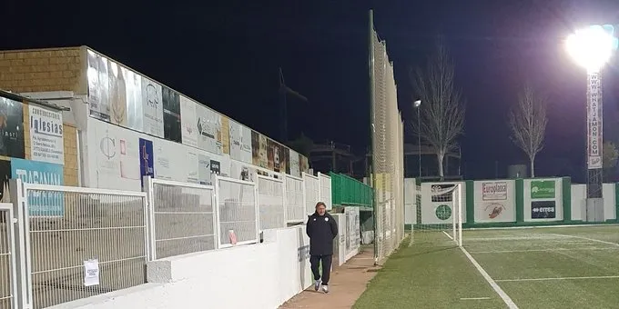 Sergio Egea camina por el Municipal tras la derrota del Salamanca UDS en el derbi / Carlos Cuervo