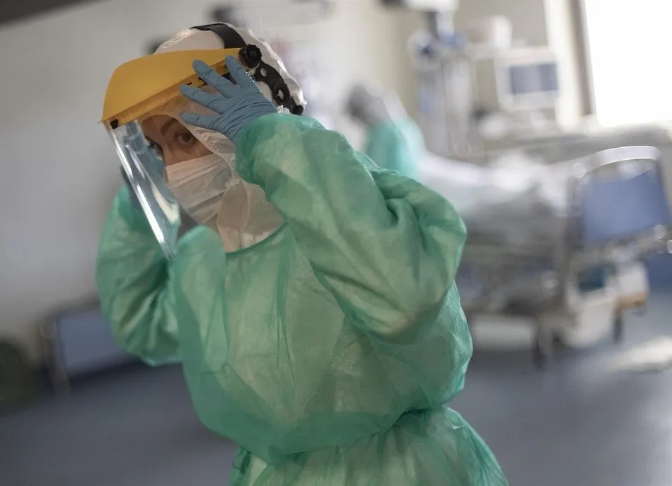 Una sanitaria se retira la pantalla protectora en la Unidad de Cuidados Intensivos (UCI) . Foto archivo. - Eduardo Parra - Europa Press