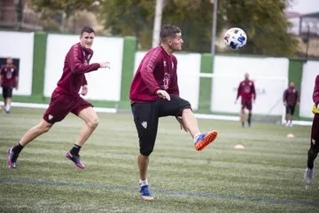 Abraham Pozo realiza un control en la sesión de este martes en el Municipal / CD Guijuelo
