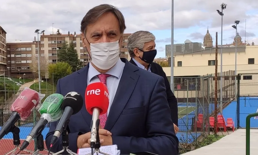 El alcalde de Salamanca, Carlos García Carbayo, en su visita a las instalaciones deportivas del pabellón Río Tormes. Foto EP