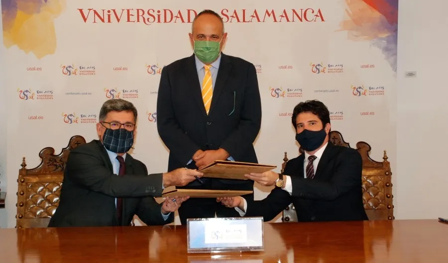 Firma del acuerdo entre los representantes de la Universidad de Salamanca (USAL) y el Gobierno de Brasil. Foto USAL